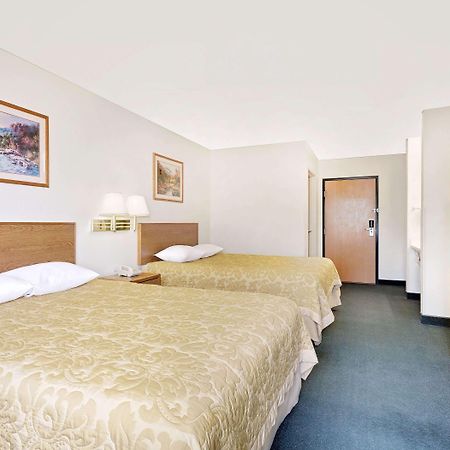 Super 8 By Wyndham Battle Mountain Hotell Exteriör bild