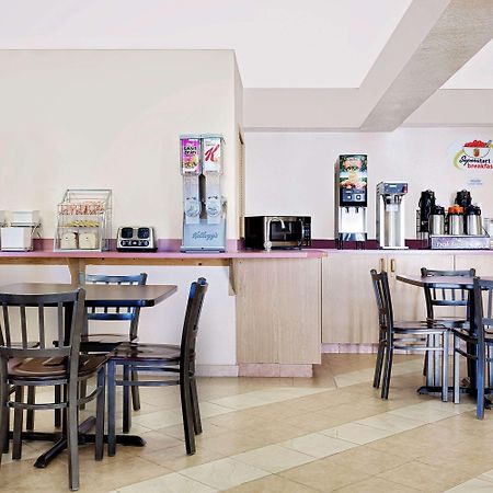 Super 8 By Wyndham Battle Mountain Hotell Exteriör bild