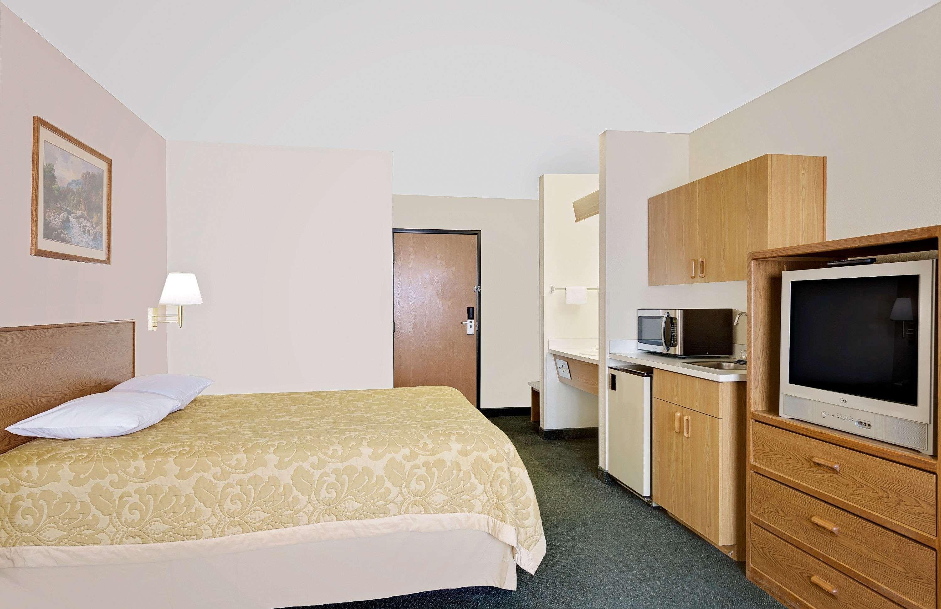 Super 8 By Wyndham Battle Mountain Hotell Exteriör bild