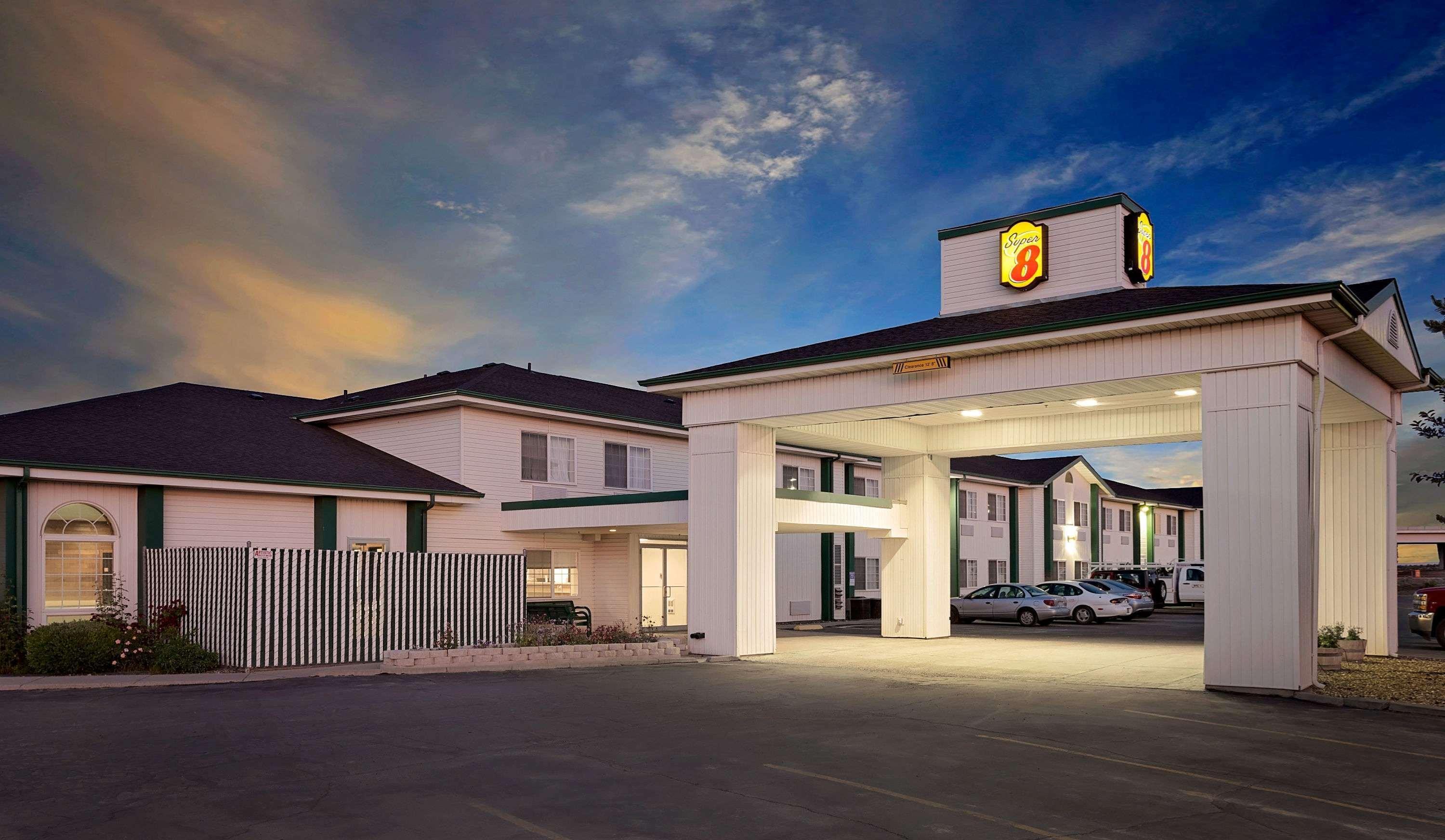 Super 8 By Wyndham Battle Mountain Hotell Exteriör bild