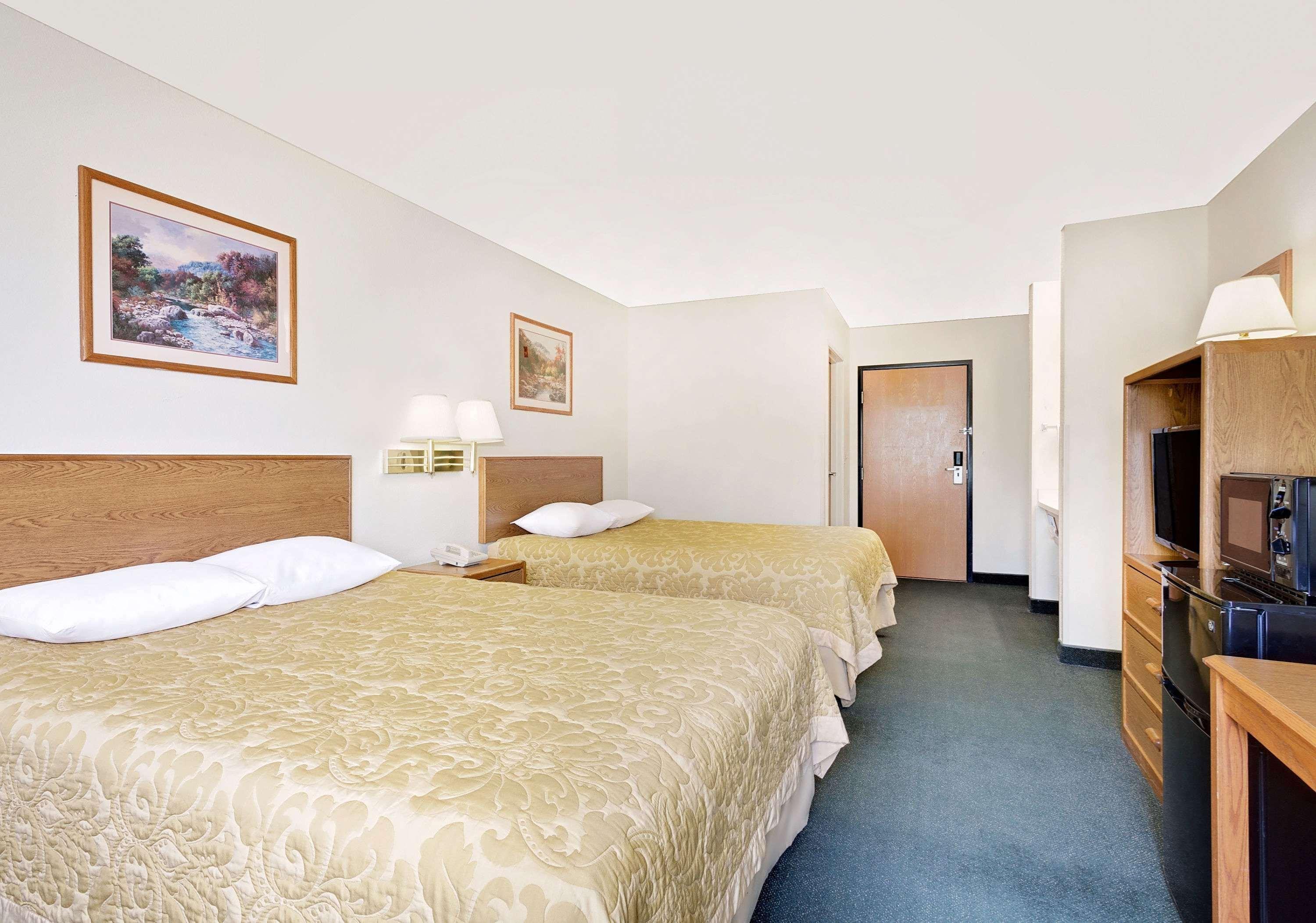 Super 8 By Wyndham Battle Mountain Hotell Exteriör bild