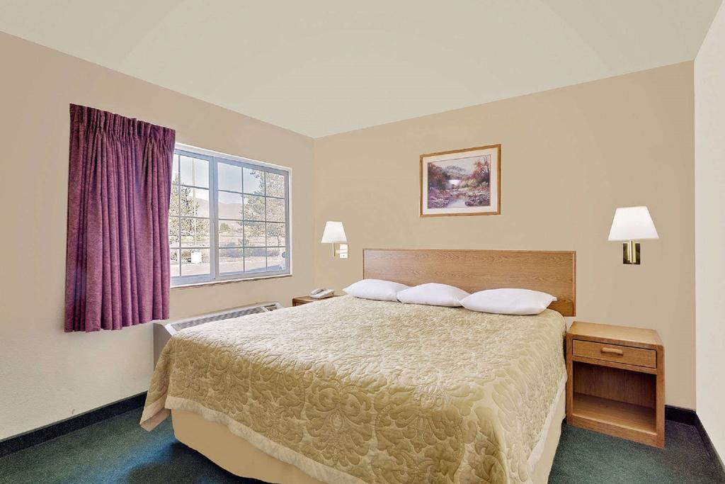 Super 8 By Wyndham Battle Mountain Hotell Exteriör bild